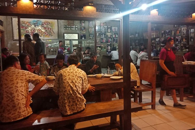 Rumah makan Sambal Mak Beng yang tidak kunjung sepi hingga malam hari, Jumat (28/8/2018)