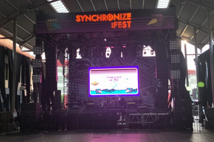 Districk Stage digelar di perhelatan musik Synchronize Festival yang diadakan di Gambir Expo Kemayoran, Jakarta Pusat, selama tiga hari berturut-turut, mulai 5 hingga 7 Oktober 2018.