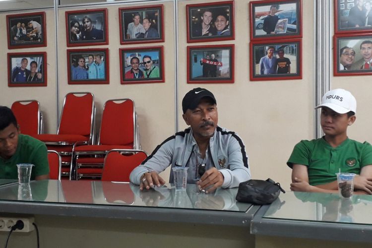 Pelatih Tim Nasional Indonesia U-16 Fakhri Husaini saat berkunjung ke kantor redaksi Tabloid Bola, Palmerah, Jakarta, Kamis (4/10/2018).