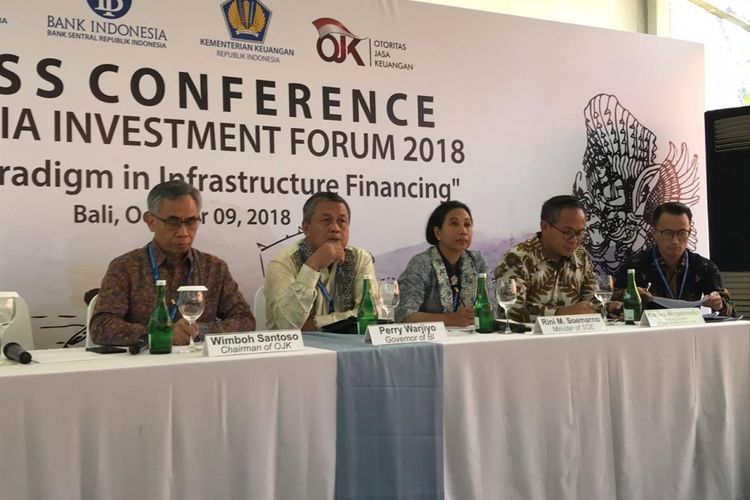 Suasana konferensi pers Indonesia Investment Forum 2018 sebagai rangkaian acara Pertemuan Tahunan IMF-Bank Dunia 2018 di Bali, Selasa (9/10/2018). Turut hadir (dari kiri ke kanan) Ketua Dewan Komisioner OJK Wimboh Santoso, Gubernur BI Perry Warjiyo, Menteri BUMN Rini Soemarno, Dirut Bank Mandiri Kartika Wirjoatmodjo, dan Dirut Mandiri Sekuritas Silvano Rumantir.