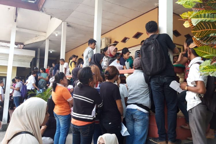 Ratusan pelamar CPNS mengantre di Kantor Disdukcapil Kota Ambon untuk pengurusan data kependudukan mereka yang bermasalah, Rabu (10/10/2018)