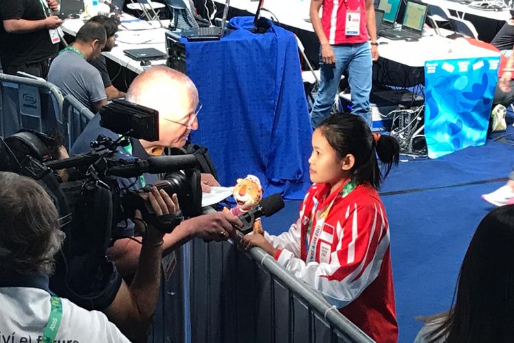 Atlet muda angkat besi putri Indonesia, Vinatasari Nur, saat diwawancarai pada ajang Youth Olympic Games 2018 yang berlangsung di Buenos Aires, Argentina, Selasa (9/10/2018). 