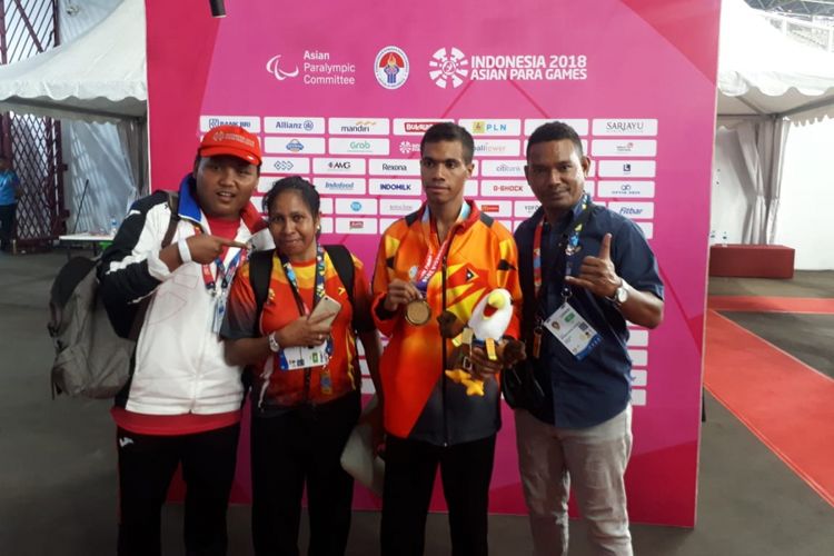 Freitas Teofilo (dua dari kanan), menjadi atlet Timor Leste pertama yang meraih emas di Asian Para Games.