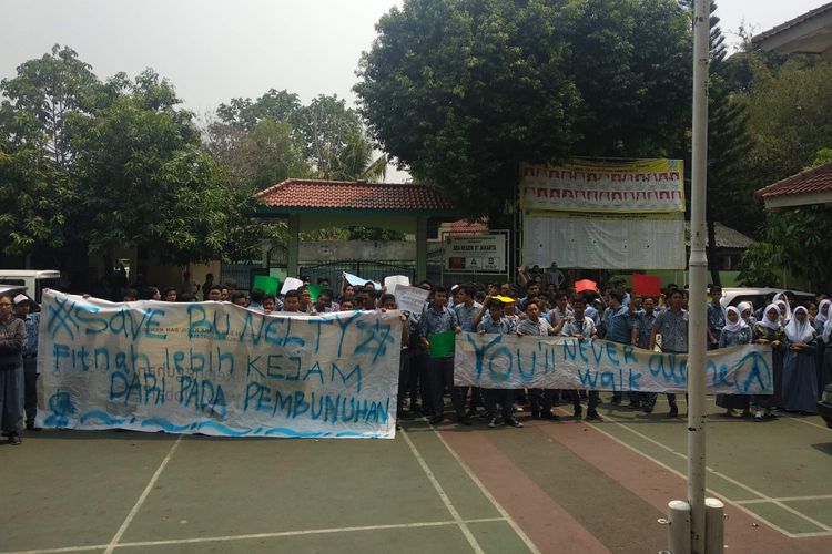 Pelajar SMAN 87 Jakarta menggelar aksi unjuk rasa di lapangan sekolah, Kamis (11/11/2018).