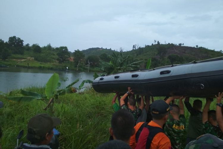 Dua warga Batam hilang di Dam Tembesi, Batam, Kepulauan Riau (Kepri) setelah sampan yang mereka tumpangi untuk memancing terbalik, Jumat (12/10/2018).