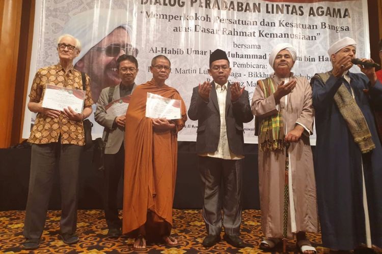 Franz Magnis Suseno (kiri) bersama sejumlah tokoh agama usai menggelar dialog lintas agama di Aryaduta, Jakarta, Sabtu (13/10/2018).