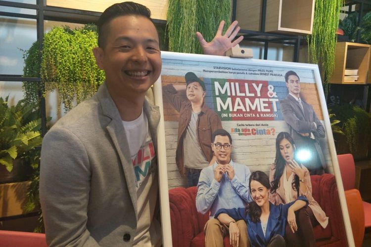 Ernest Prakasa berfoto dengan poster film Milly & Mamet dalam jumpa pers peluncuran poster dan teaser film itu di kawasan Sarinah, Jalan MH Thamrin, Jakarta Pusat, Senin (15/10/2018).