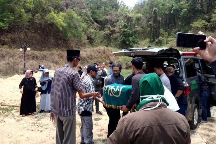 Jenazah ibu Roro Fitria, Retno Winingsih Yulianti, diturunkan dari mobil jenazah di TPU Kabupaten Sleman, Selasa (16/10/2018).