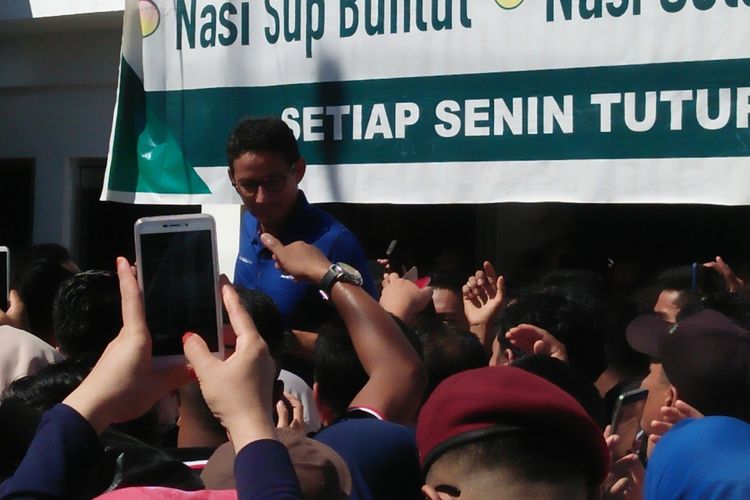 Sandiaga saat menyapa para pendukungnya