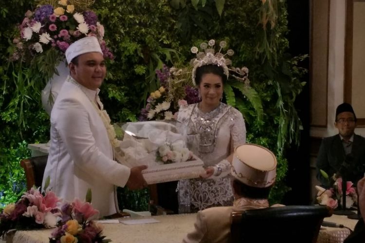 Putra pertama Mat Solar Idham Aulia dengan kekasihnya Aliansi Kinanti saat menggelar prosesi pernikahan di Hotel Grand Sahid Jaya, Karet Tengsin, Jakarta Pusat, Minggu (21/10/2018).