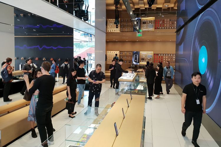 Oppo Flagship Store mengusung konsep yang memberi kebebasan pada konsumen untuk mencoba produk Oppo. 