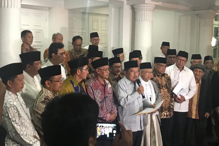 Para pimpinan ormas Islam menyampaikan pernyataan bersama setelah bertemu Wakil Presiden RI Jusuf Kalla, di rumah dinas Wapres, di Menteng, Jakarta Pusat, Jumat (26/10/2018) malam. 