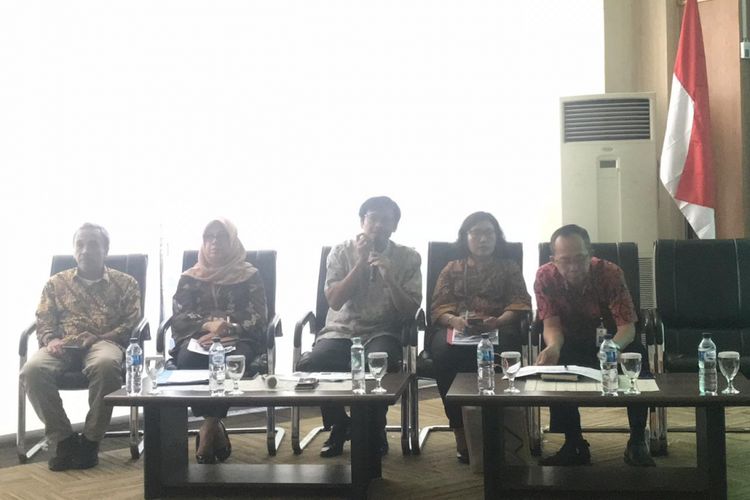 Dirjen EBTKE Kementerian ESDM Rida Mulyana (tengah) di kantornya, Jakarta, Jumat (26/10/2018).