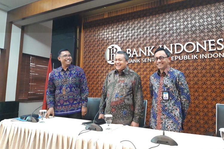 Gubernur Bank Indonesia Perry Warjiyo (tengah) ketika akan memberikan paparan kepada awak media di kantornya, Jumat (26/10/2018).