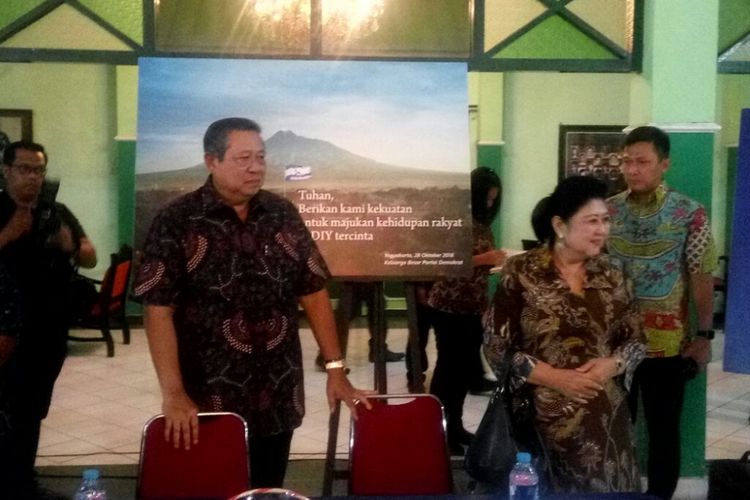 Ketua Umum Partai Demokrat, Susilo Bambang Yudhoyono dan Ani Yudhoyono saat tiba di Ndalem Menawan untuk berdialog dengan masyarakat.