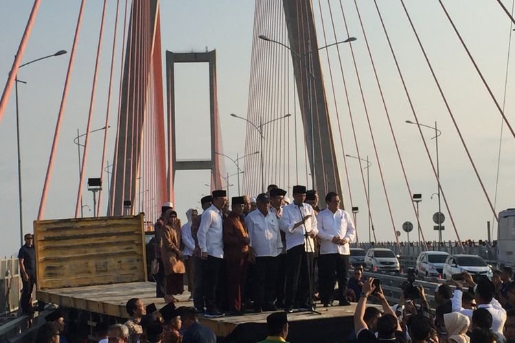Presiden Joko Widodo saat meresmikan pembebasan tarif Tol jembatan Suramadu di atas truk logistik, Sabtu (27/10/2018).
