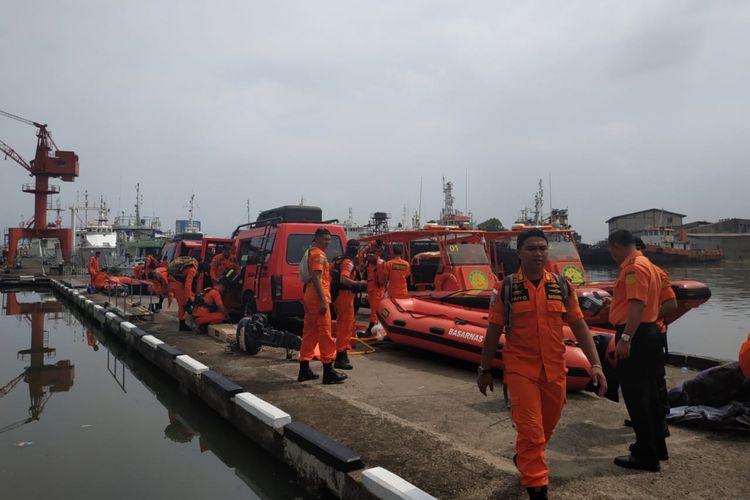 Tim Basarnas terus melakukan pencarian dan evakuasi korban Pesawat Lion Air JT-160 rute Jakarta-Pangkal Pinang yang jatuh di perairan Tanjung Karawang, Jawa Barat, Senin (29/10/2018) pagi. Sejumlah benda yang ditemukan di perairan Teluk Karawang antara lain puing-puing badan kapal, potongan tubuh korban hinga unit ponsel. 