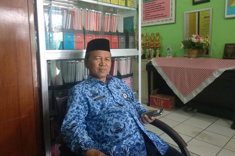Kepala SDN 04 Pagi Ulujami Saeful Rohman di kantornya, Senin (29/10/2018).