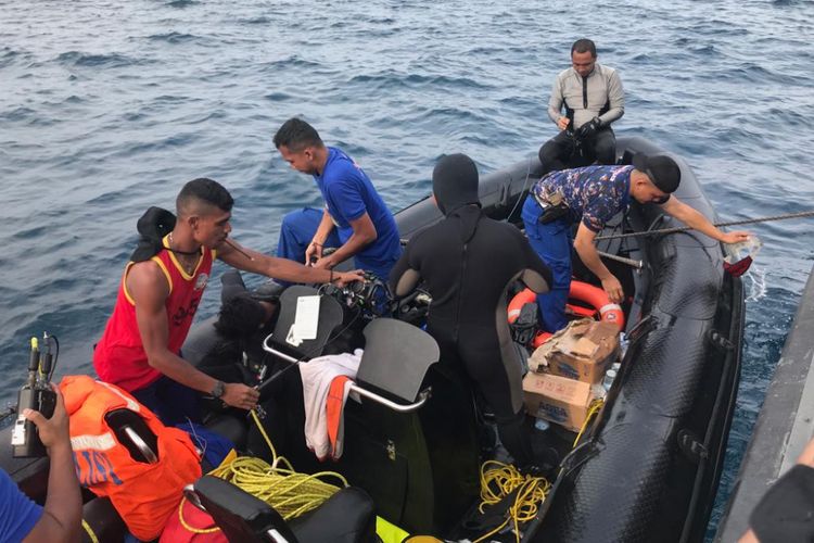 Proses pencarian korban dan badan pesawat Lion Air JT-610 yang dilakukan tim Polairud Mabes Polri, di perairan Karawang, Jawa Barat, Selasa (30/10/2018).(KOMPAS.com/Devina Halim)