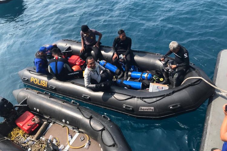 Penyelam dari Polisi Air Mabes Polri lakukan penyelaman untuk mencari pesawat Lion Air JT 610, di perairan Karawang, Jawa Barat, Rabu (31/10/2018). 