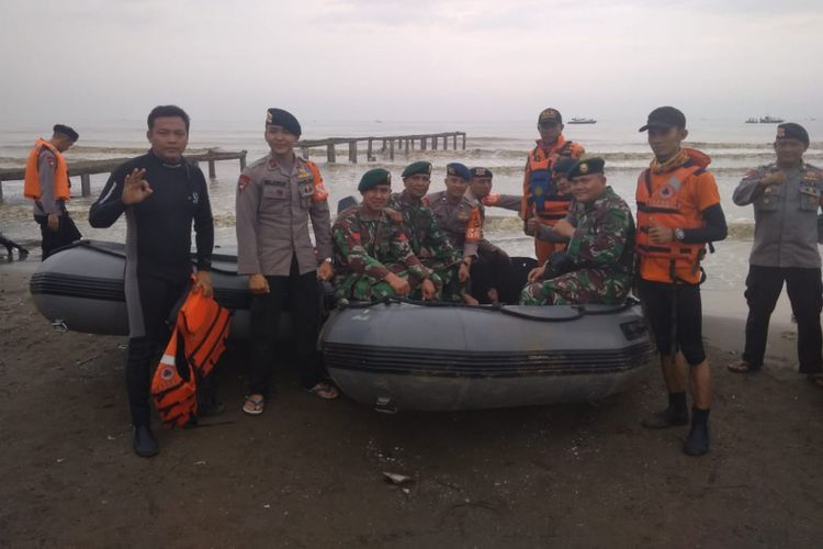 Tim penyelam dengan perahu karet yang digunakan untuk pulang dan pergi di perairan Tanjung Karawang, Jawa Barat.