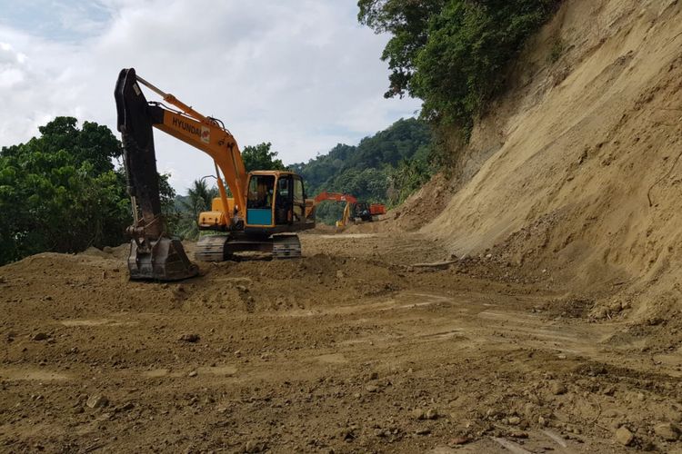 Penyelesaian tahap akhir pemulihan jalan longsor di jalan nasional Palu-Toli-toli (pantai barat)