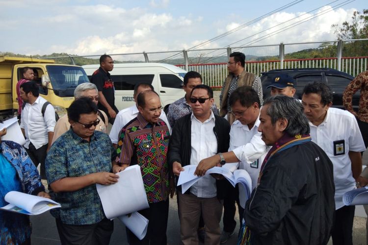 Ketua Komisi V DPR RI Fary Djemi Francis (Kaca mata hitam) bersama rombongan Anggota Komisi V lainnya, saat meninjau Jembatan Petuk di Kota Kupang, NTT.