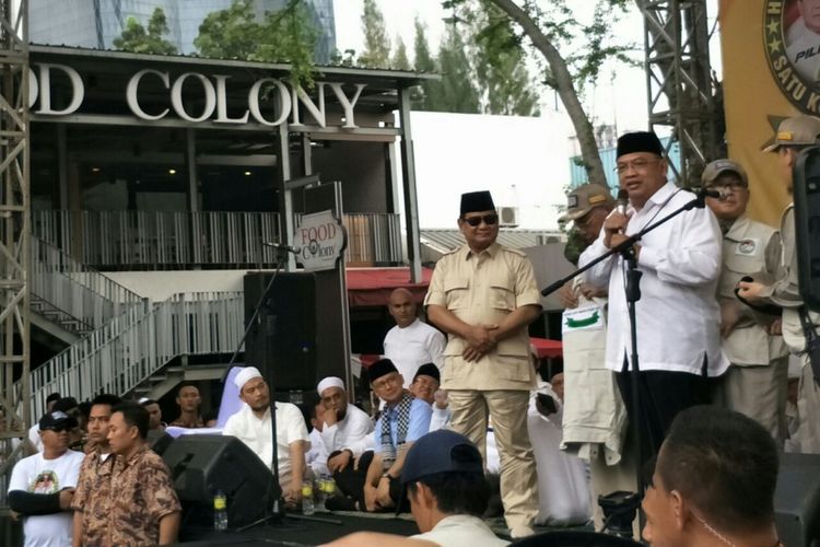 Calon presiden nomor urut 2 Prabowo Subianto menerima dukungan dari ulama di GOR Soemantri, Minggu (4/11/2018). 