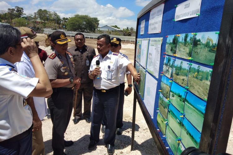 Ketua Komisi V DPR RI Fary Djemi Francis, Wali Kota Kupang Jefry Riwu Kore dan Sekretaris Ditjen Perhubungan Darat, Kementerian Perhubungan Cucu Mulyana saat peletakan batu pertama Terminal Antar-negara, Kupang, NTT, Selasa (6/11/2018).