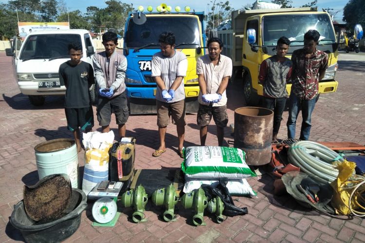 Aparat kepolisian di Kabupaten Buru, Maluku menangkap dan mengamankan sejumlah warga bersama sianida dan zat kimia lainnya di Polres Pulau Buru, Selasa, (6/11/2018). 