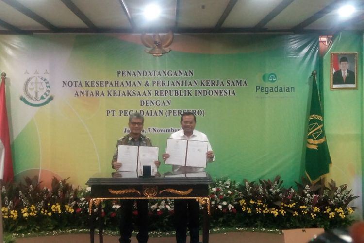 Direktur Utama PT Pegadaian (Persero) Sunarso (kiri) dan Jaksa Agung Republik Indonesia HM Prasetyo berfoto bersama usai meneken nota kerja sama di kantor Kejagung RI, Jakarta Selatan, Rabu (7/11/2018). 
