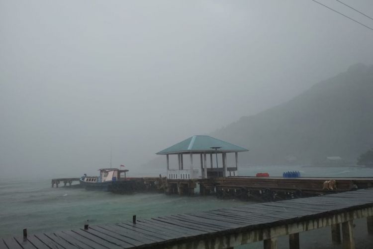 Badan Meteorologi, Klimatologi dan Geofisika ( BMKG) Kantor Bandara Hang Nadim, Batam, Kepri kembali mengingatkan masyarakat untuk waspada terhadap cuaca ekstrem yang sedang melanda wilayah Kepri. Jumat (19/10/2019)