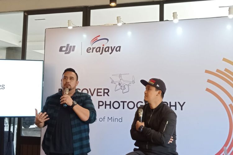 Dua fotografer profesional Sigit Prasetyo dan Tito Rikardo memberikan pengalaman tentang drone pada workshop Discover Aerial Photography di Native Coffee Tribe, Tangerang Selatan, Sabtu (10/11/2018).