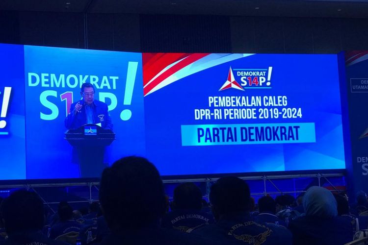 Ketua Umum Partai Demokrat Susilo Bambang Yudhoyono (SBY) saat acara Pembekalan Caleg DPR RI Partai Demokrat, di Hotel Sultan, Jakarta, Minggu (11/11/2018). 