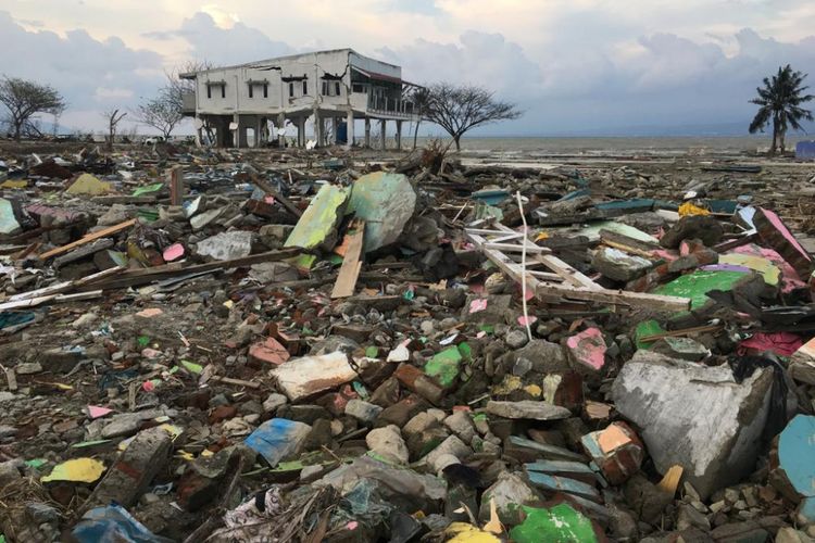 Situasi Kota Palu yang dipenuhi puing-puing bangunan akibat bencana gempa bumi, likuifaksi, dan tsunami pada akhir September 2018.