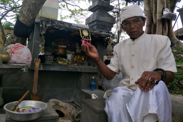 Semi, penjaga mata air Parahyangan Somaka Giri yang terletak di pintu gerbang menuju Garuda Wisnu Kencana (GWK), Bali.