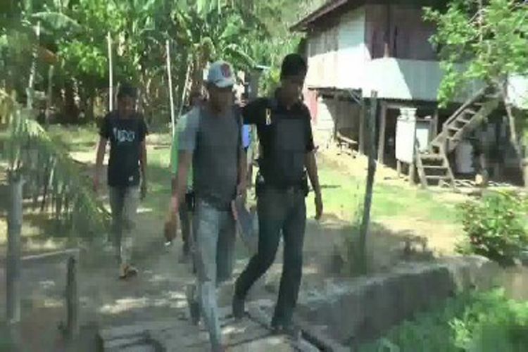 Tujuh preman bersenjata yang meneror petani diburu masuk hutan