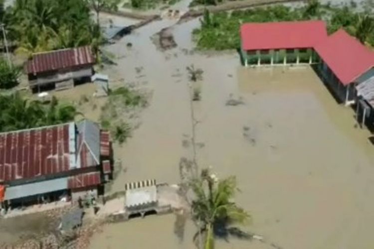 Pemukiman dan fasilitas publik di Pasangkayu, sulawesi barat terendam banjir hingag satu meter, aktifitas sekolah diliburkan.