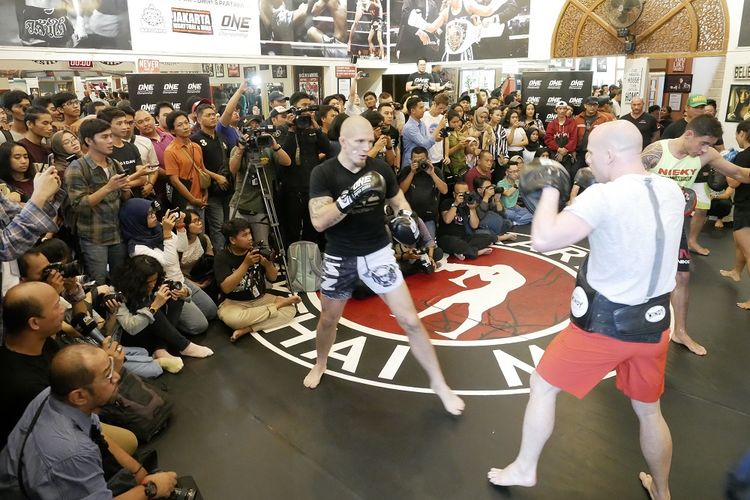 Petarung asal Swedia, Zebaztian Kadestam (kiri), saat menjalani sesi latihan di Jakarta Muay Thai and MMA di Kebayoran Baru, Jakarta, Rabu (14/11/2018) sore.
