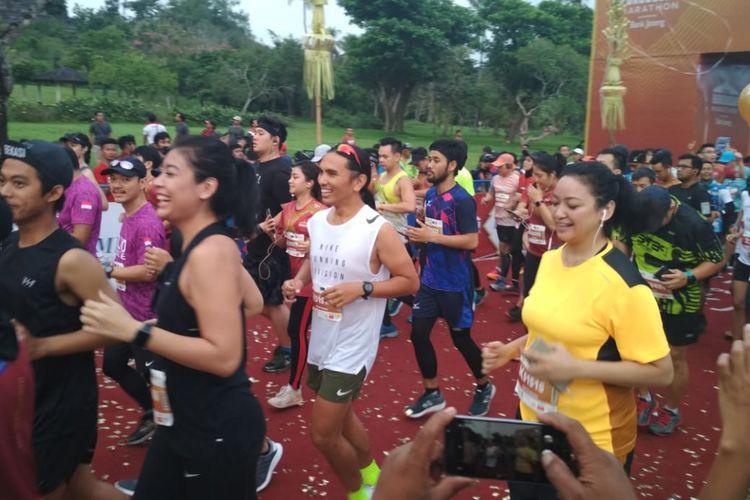 Sigi Wimala dan Agni Pratistha, Brand Ambassador Bank Jateng Borobudur Marathon 2018 berlari untuk kategori half marathon (21K), Minggu (18/11/2018). Ketegori ini diikuti 3.888 peserta. 