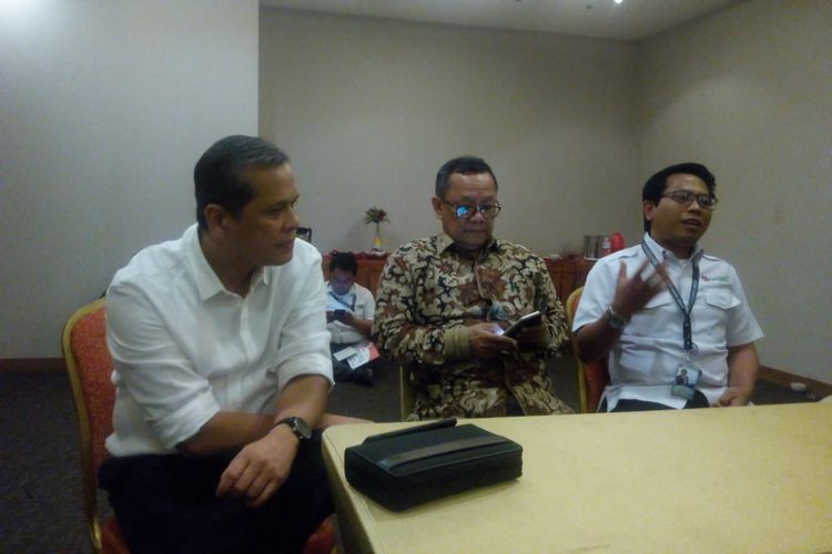 Presiden Direktur PT Rekadya Multi Adiprima (RMA), Farri Aditya (kanan) dan Deputi Bidang Restrukturisasi Usaha Kementerian Koperasi dan UKM (Kemenkop), Abdul Kadir Damanik (tengah) memberikan keterangan di Kuningan, Jakarta Selatan, Senin (19/11/2018).