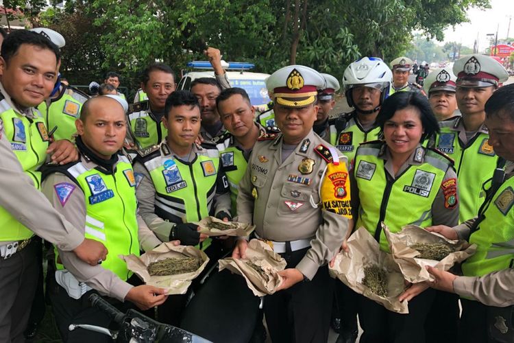 Satuan Lalu Lintas Depok Temukan Ganja saat operasi rutin di Jalan Raya Bogor, Depok, Senin(19/11/2018).