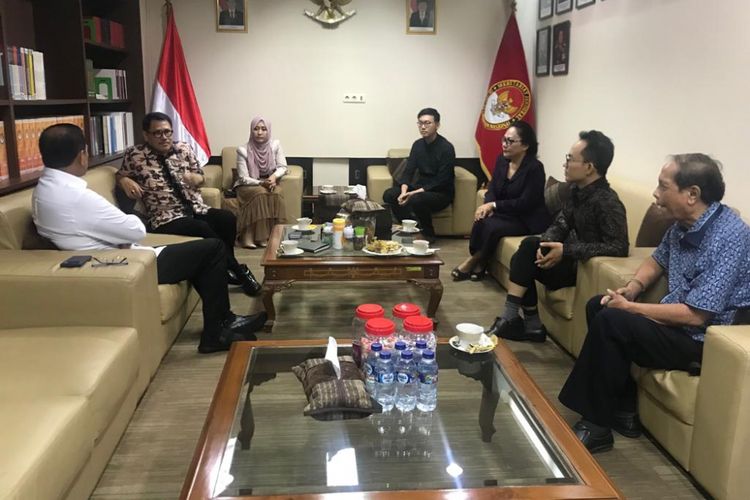 Ketua Umum KCI Dharma Oratmangun didampingi Profesor Firdaus dan Adriyadi menemui Sesjen Wantannas Letjen Doni Monardo di kantornya di Jakarta, Kamis (15/11/2018).