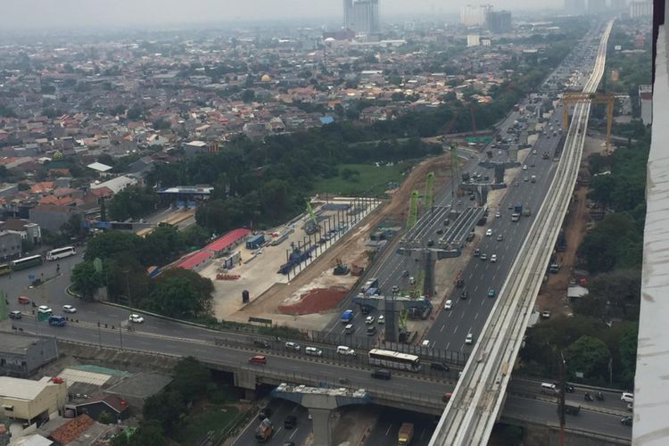 Dua pekerjaan konstruksi di Tol Jakarta-Cikampek, yaitu Light Rail Transit (LRT) dan Tol Jakarta-Cikampek II (Elevated).