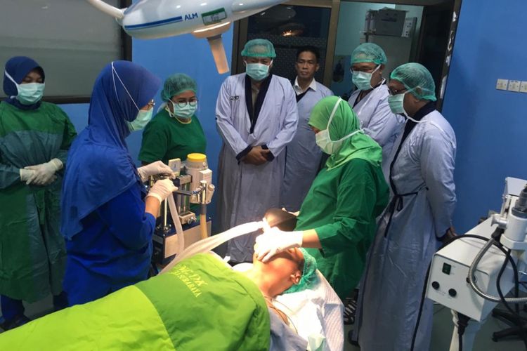 Penanganan medis Bripka Andreas di Rumah Sakit Bhayangkara Polda Jatim, Selasa (20/11/2018)