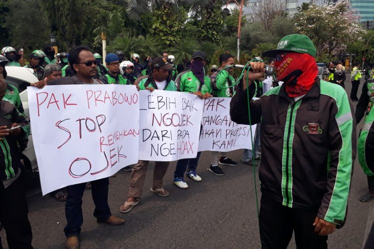 Aksi protes pengemudi ojek online di depan Gedung Negara Grahadi Surabaya, Sabtu (24/11/2018).