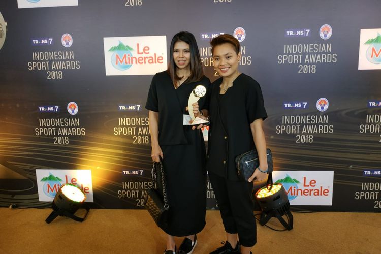 Pasangan bulu tangkis ganda putri Indonesia, Greysia Polii/Apriyani Rahayu, berfoto pada sela acara Indonesian Sport Awards 2018, di Studio 1 Trans TV, Jakarta, Jumat (23/11/2018).