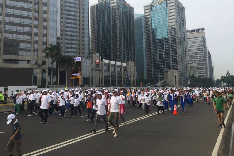 Menyambut Hari Guru Nasional (HGN) tanggal 25 November 2018, Kemendikbud menggelar kegiatan Jalan Sehat di kawasan bebas kendaraan bermotor di Senayan, Jakarta.