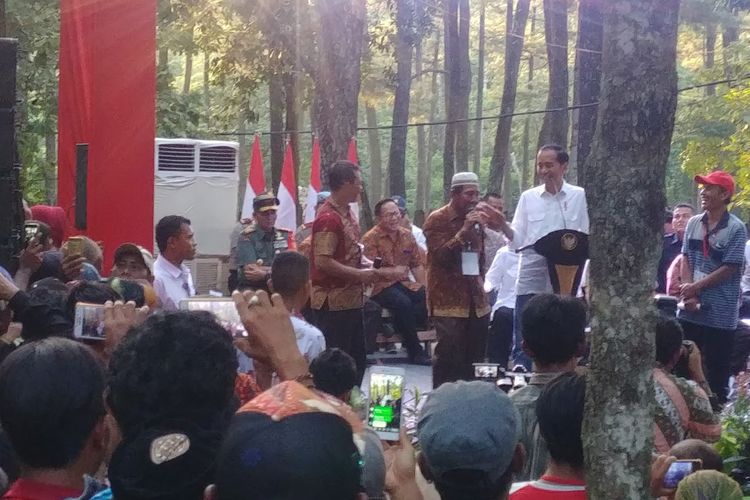 Presiden Joko Widodo menghadiri acara pembagian Surat Keputusan Perhutanan Sosial di Taman Wisata Alam Punti Kayu, Palembang, Minggu (25/11/2018). Jokowi beridalog dengan Bambang, salah satu petani karet.