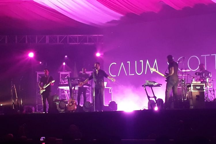 Penyanyi solo asal Inggris Calum Scott tampil di Balai Kartini, kawasan Gatot Subroto, Jakarta Selatan, Minggu (2/12/2018). 